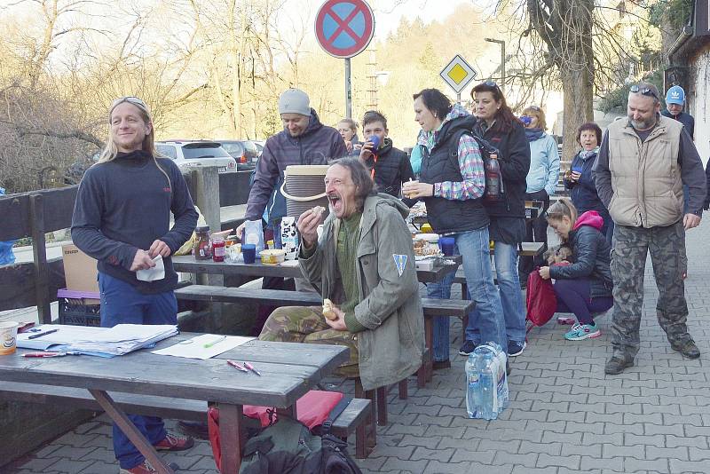 Dobrovolníci pokračují v úklidu řeky Sázavy