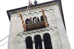 Historické zvony byly osazeny zpět do věže románského kostela v Jakubu