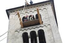 Historické zvony byly osazeny zpět do věže románského kostela v Jakubu