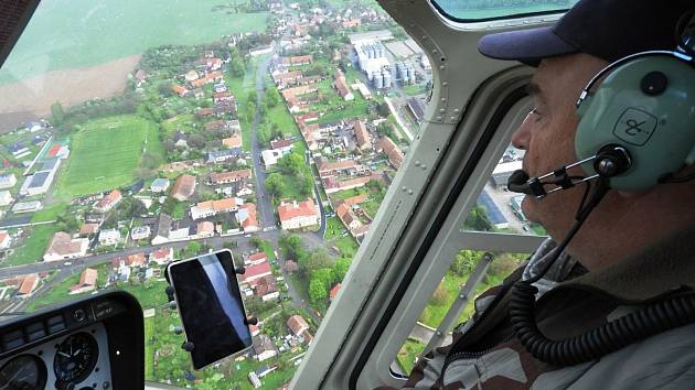 Z vyhlídkového letu vrtulníku Bell 206B nad Čáslaví.