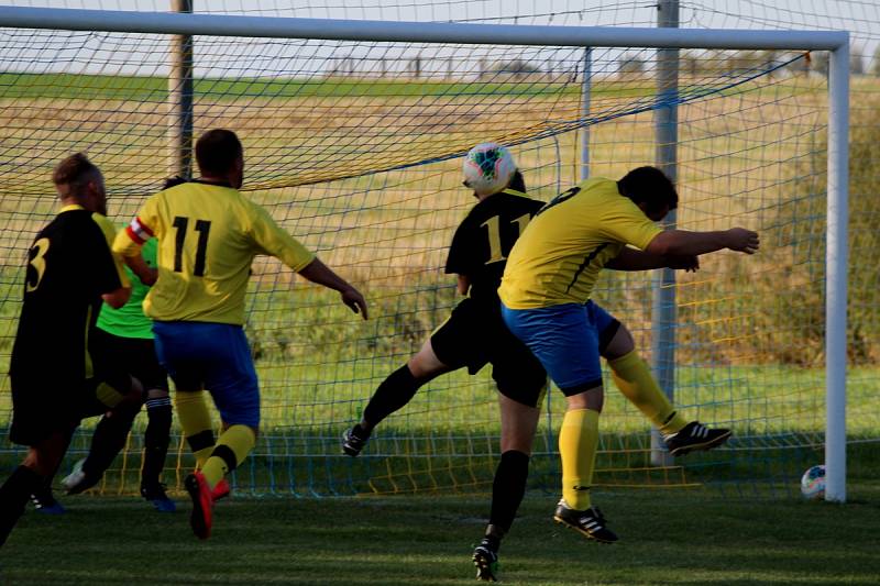 Fotbalová III. třída: TJ Sokol Vlkaneč - TJ Sokol Červené Janovice 9:0 (4:0).