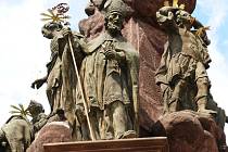 Morový mariánský sloup se sochami Čtrnácti svatých pomocníků na náměstí v Kácově.