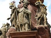 Morový mariánský sloup se sochami Čtrnácti svatých pomocníků na náměstí v Kácově