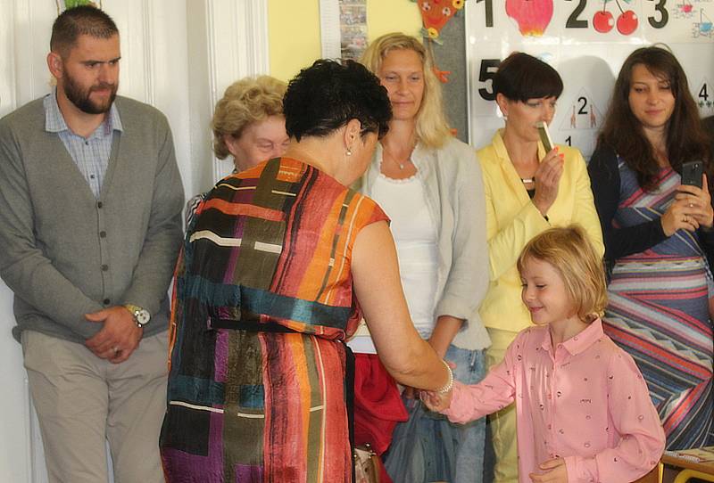 Své prvňáčky přivítala také Základní škola Žižkov Kutná Hora. Každého osobně přivítala nejen třídní učitelka, všechny prvňáčky přišla pozdravit i ředitelka školy Alena Kotrbová.