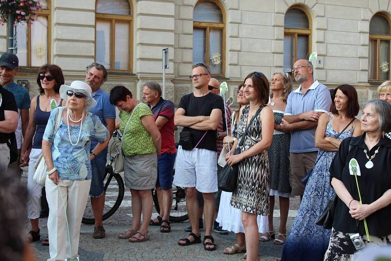 Z průvodu Kutnou Horou k připomínce srpna 1968.