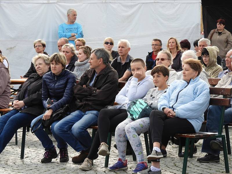 Z koncertu zpěváka Martina Maxy na náměstí Jana Žižky z Trocnova v Čáslavi.