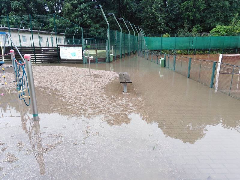 Zaplavené sportoviště a dětské hřiště v čáslavských Vodrantech.