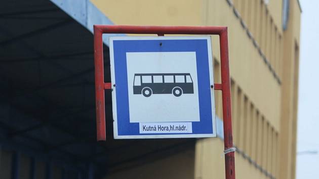 Autobusová zastávka Kutná Hora, hlavní nádraží.