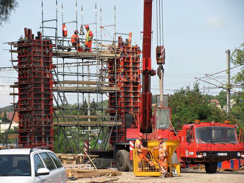 Pokračující rekonstrukce malínského mostu v úterý 22. srpna 2017.