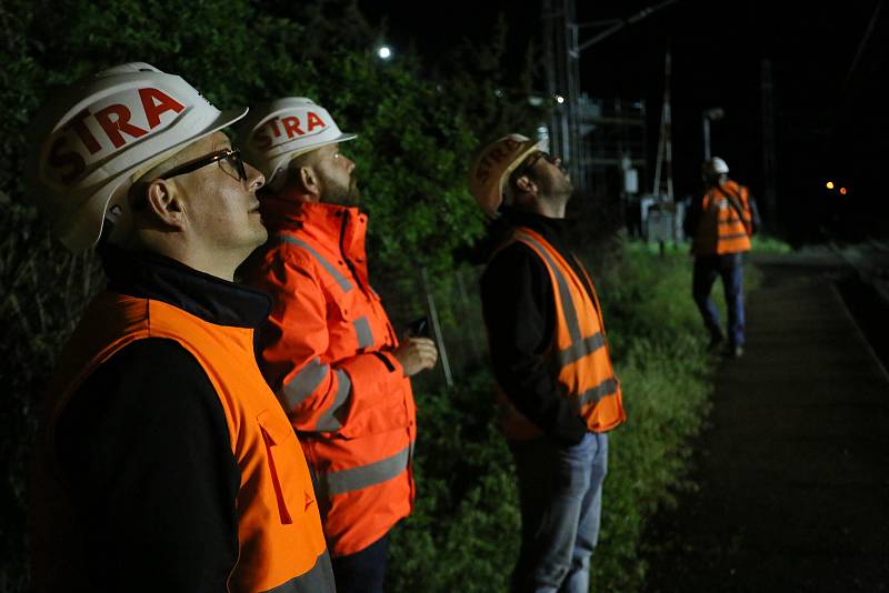 Z nočního usazování mostní konstrukce nad železniční tratí při výstavbě obchvatu Církvice.