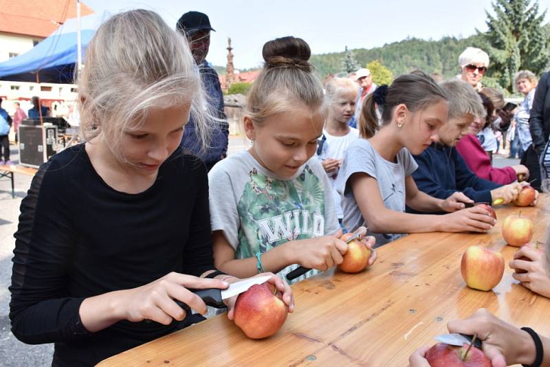 V Kácově se utkali jedlíci švestkových knedlíků