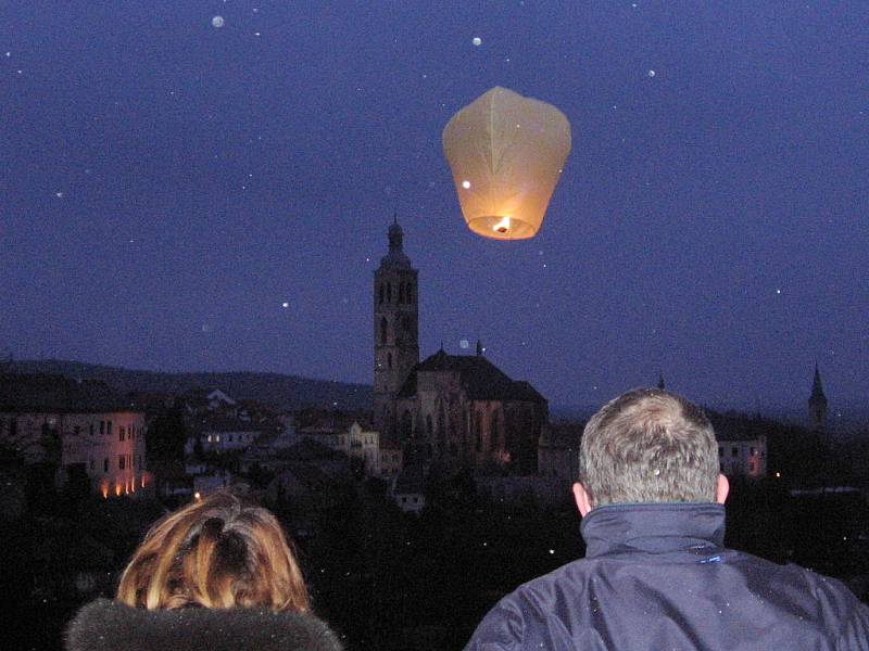 Z vypouštění valentýnských létajících přání na terase kaple Božího těla v Kutné Hoře.