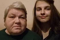 Vasylyna H. na fotce z  ledna 2020 s babičkou, která je na Ukrajině.