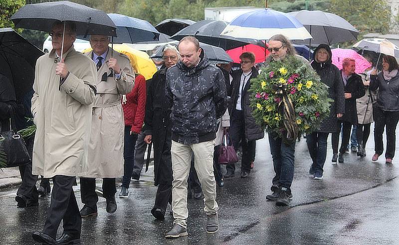 Lékaři ve Žlebech symbolicky pohřbili české ambulantní lékařství.