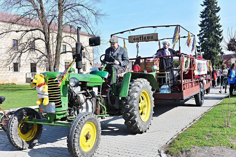 Masopustní průvod prošel v sobotu 30. března Suchdolem u Kutné Hory.