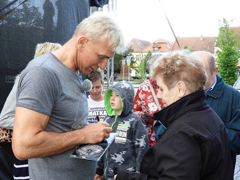 Z koncertu zpěváka Martina Maxy na náměstí Jana Žižky z Trocnova v Čáslavi.