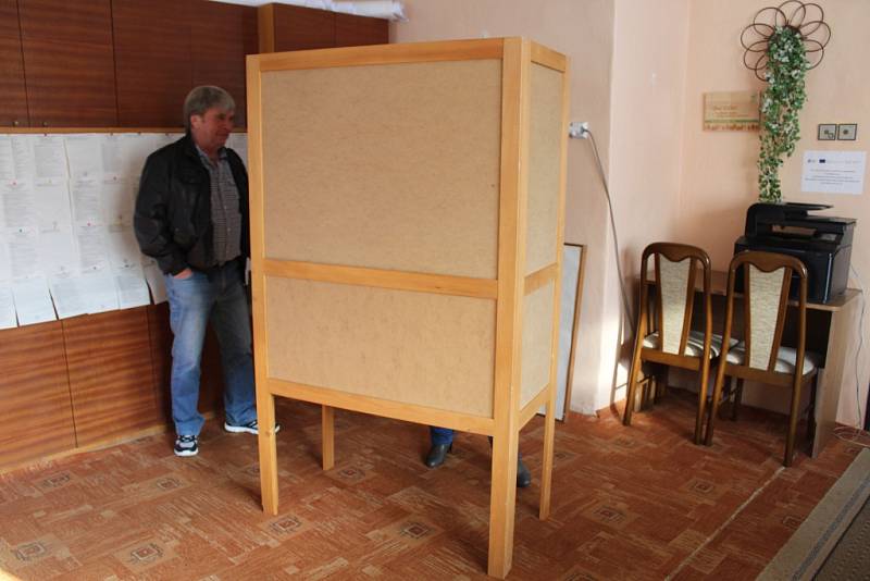 Volební místnost ve Zbýšově na Kutnohorsku.