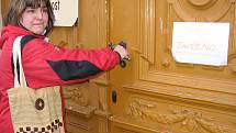 Marně se lidé pokoušeli dostat do Městské knihovny v Kutné Hoře. Vstupní dveře byly uzamčené z důvodu policejního ohledání stop po vloupání neznámého pachatele do objektu.
