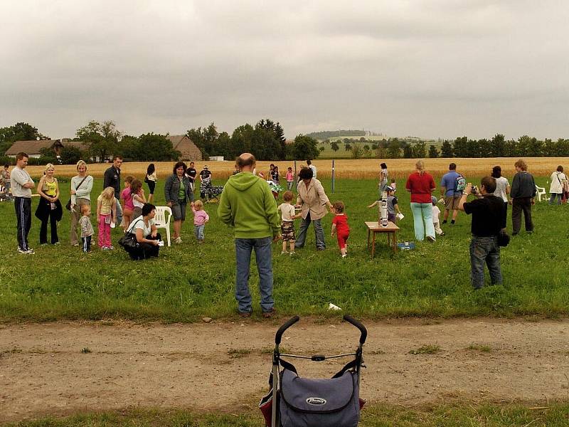 Odpoledne plné her a soutěží čekalo na návštěvníky Dětského dne ve Vidicích.