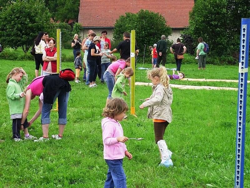 Odpoledne plné her a soutěží čekalo na návštěvníky Dětského dne ve Vidicích.