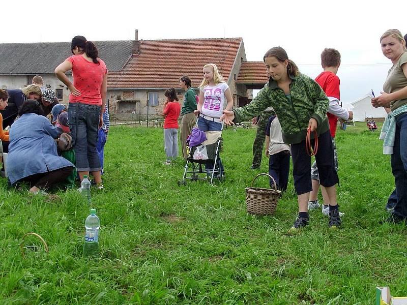 Odpoledne plné her a soutěží čekalo na návštěvníky Dětského dne ve Vidicích.