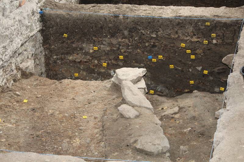 Archeologové objevili pod podlahou tělocvičny středověkou studnu.