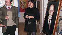 Hejtman David Rath převzal spolu s náměstkyní Zuzanou Moravčíkovou v kutnohorské Galerii Zubov obraz pro krajský úřad. Malba je dílem Vladimíra Zubova.