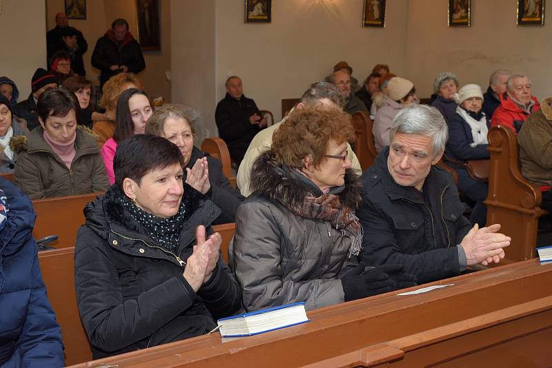 Tubicenes Caelis zahrálo také v kostele Povýšení svatého kříže ve Zruči.