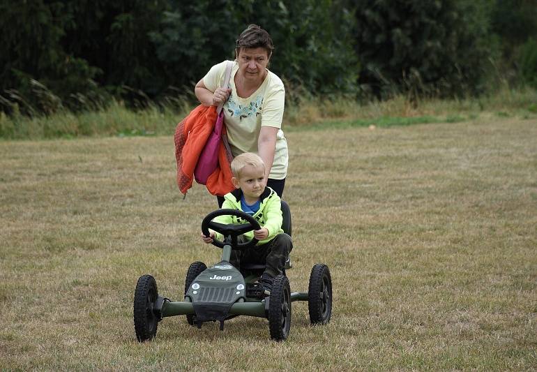 Hasiči ze Zbraslavic pro děti připravili řadu atrakcí a soutěží.