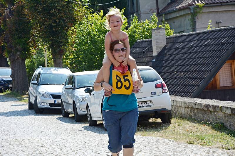 Běh na kamenný stůl startoval z nádvoří zámku v Ratajích nad Sázavou.