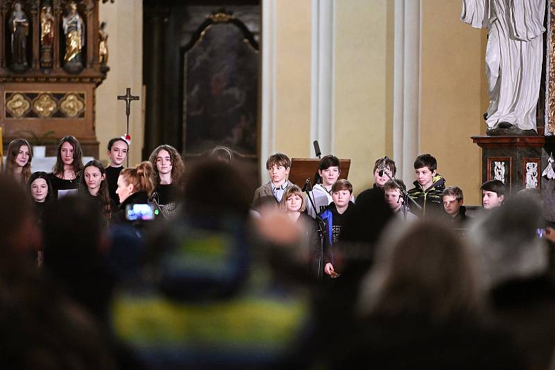 Z adventního koncertu studentů Církevního gymnázia v Kutné Hoře v sedlecké katedrále Nanebevzetí Panny Marie a svatého Jana Křtitele.