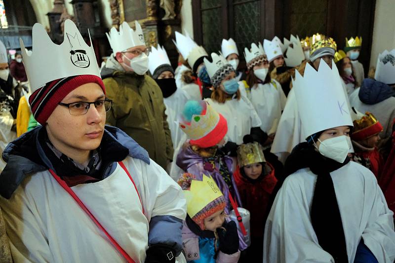 Koledníci se vydali do kutnohorských ulic s požehnáním od chrámu sv. Jakuba.