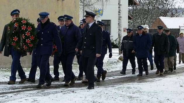 Průvod obcí před vysvěcení pietního parku s památníkem první bitvy třicetileté války v Bratčicích.