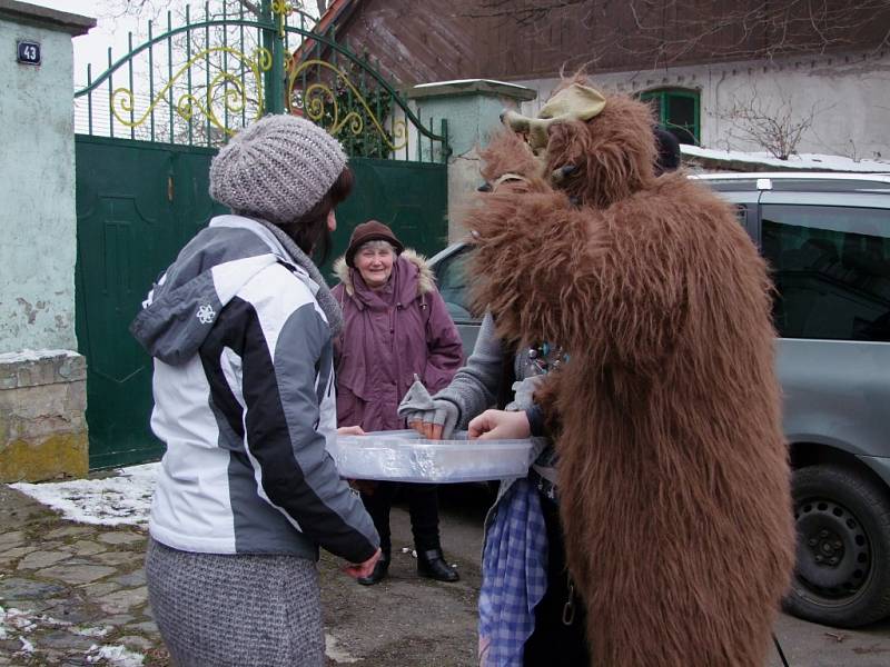 Masopustní masky pochodovaly Úmonínem