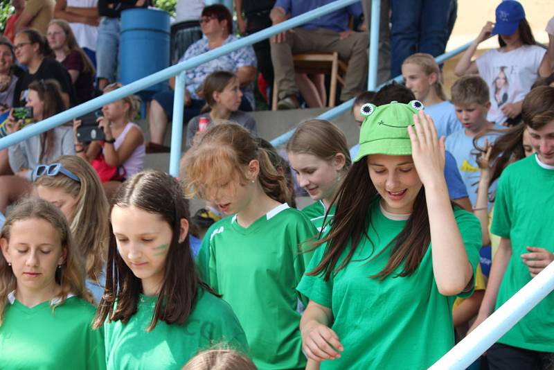 Ze závěrečného slavnostního ceremoniálu Městských her 9. olympiády dětí a mládeže na stadionu Olympia v Kutné Hoře.