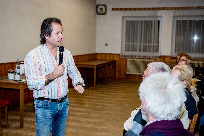 Z besedy s expertem na bezpečnost Andorem Šándorem v sále hasičské zbrojnice v Uhlířských Janovicích.