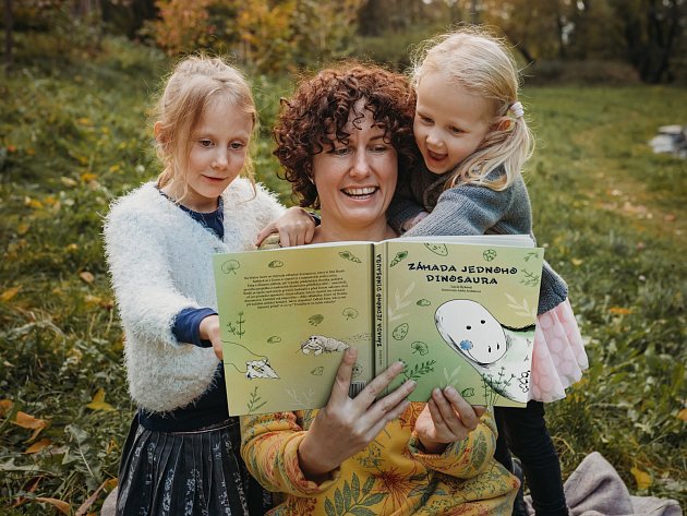 Lucie Rybová, autorka knihy Záhada jednoho dinosaura, s dcerami.