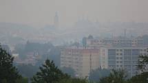 Kouřový opar nad Kutnou Horou po sedmé hodině ráno, úterý 26. července 2022.