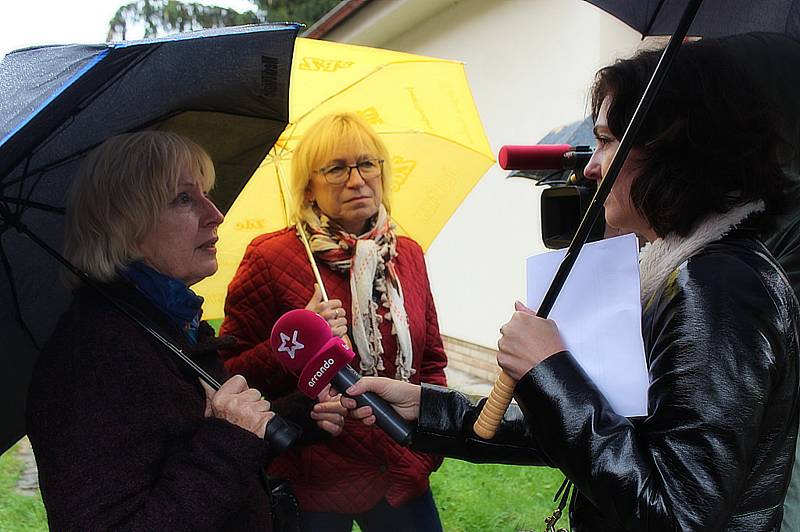 Lékaři ve Žlebech symbolicky pohřbili české ambulantní lékařství.