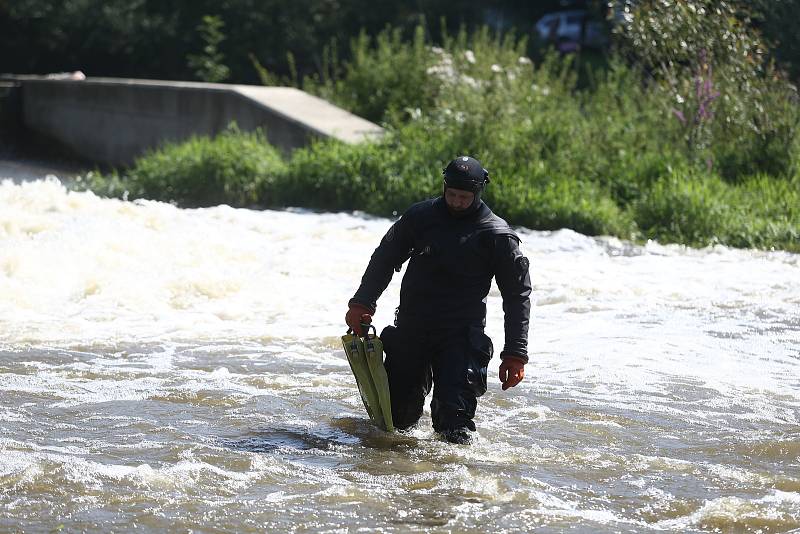 Policejní pátrání po dvou pohřešovaných mladících u jezu na řece Sázavě mezi Otryby a Soběšínem.