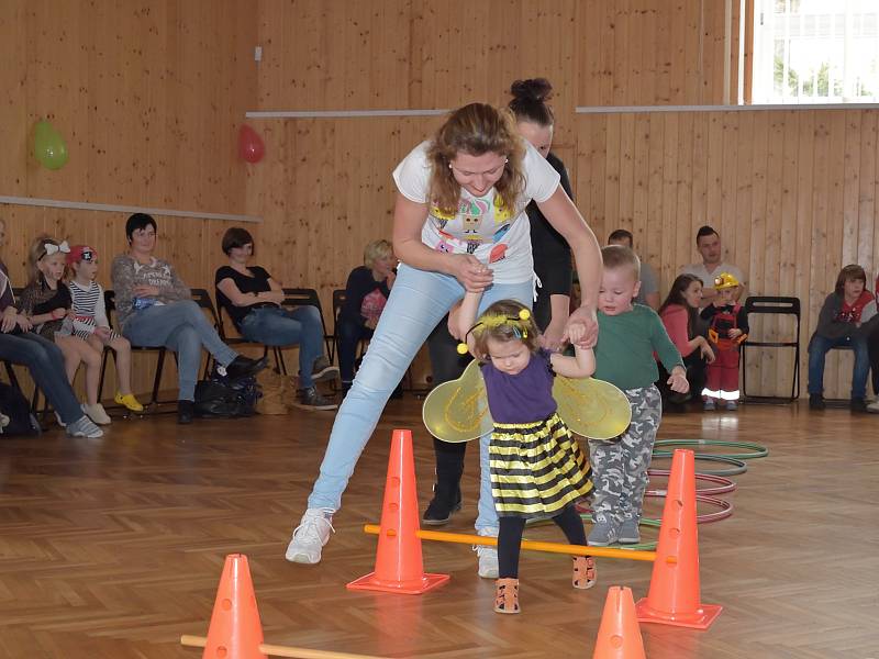 Tělocvična Spolkového domu ve Zruči v neděli hostila dětský karneval.