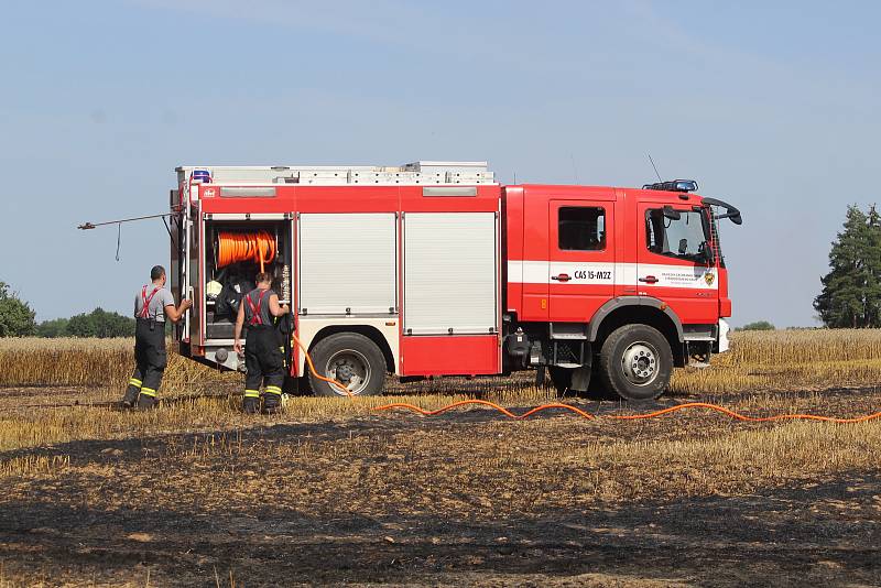 V Benátkách u obce Úžice hořel kombajn.