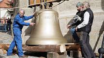 Po tři čtvrtě století je ve zvonici kostela sv. Jakuba znovu zvon.