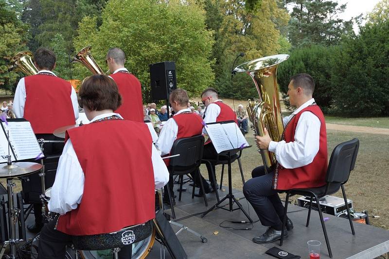 Koncert dechové kapely Křídlovanka hostil zámecký park ve Zruči nad Sázavou.