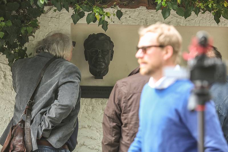 Ze slavnostního odhalení busty oscarového režiséra Miloše Formana na jeho rodné domě v Čáslavi.