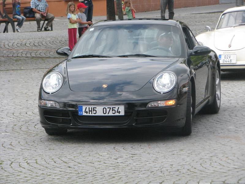 Desátý letní sraz vozidel značky Porsche a jejich řidičů v Čáslavi 21. července 2012.