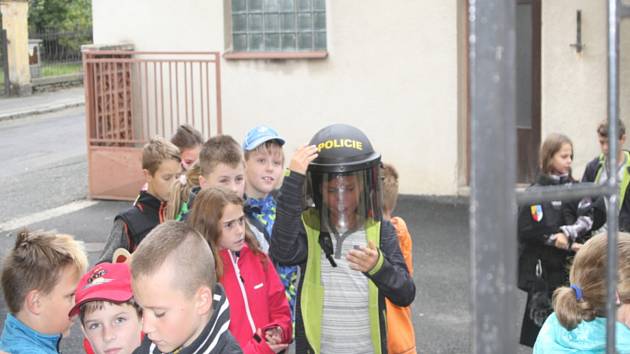 Děti navštívily policejní oddělení v Uhlířských Janovicích.