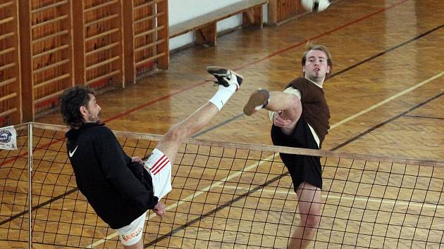 Souboj na sítí Kaisera z týmu Jenštejn (vlevo) a vršovického P. Šoupala z utkání základní skupiny