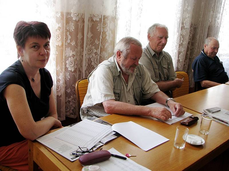 Porota v Bohdanči čekala na voliče. Hodinu a půl od zahájení voleb navštívilo volicí místnost jedenáct lidí.