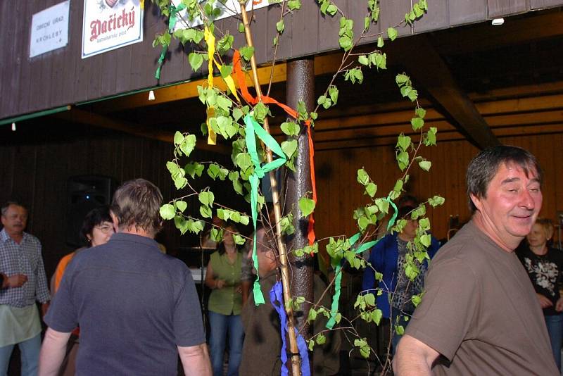 Podvečerní posezení na krchlebském hřišti